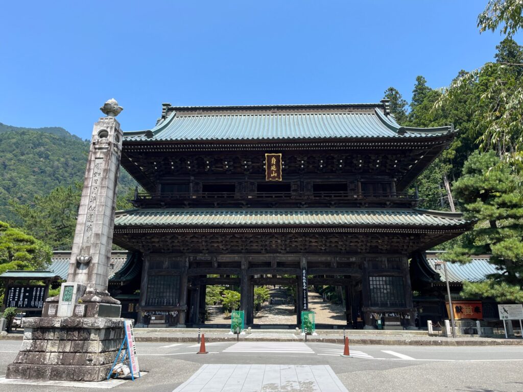 身延山久遠寺三門