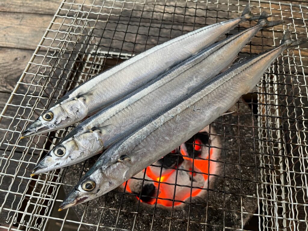 秋刀魚を網にのせる