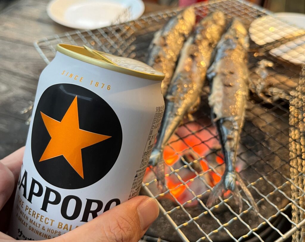 七輪でさんま。ビールと乾杯