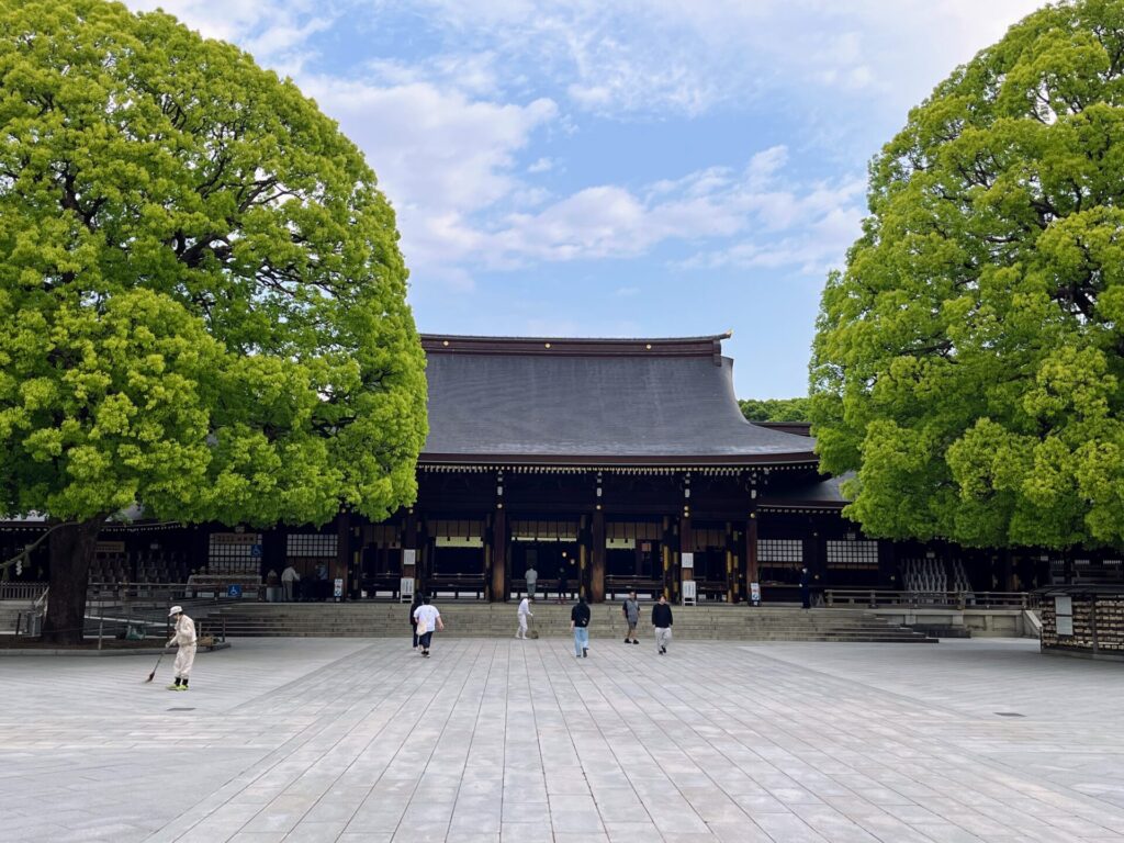 御本殿前の境内