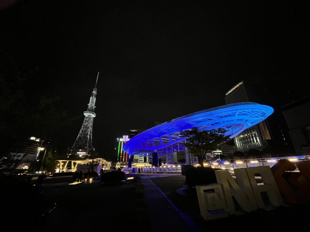 夜11時でも海外の観光客が多い。栄オアシス