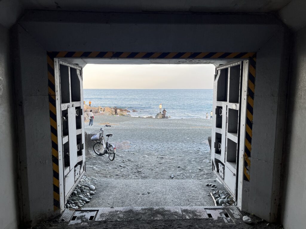 海へと続くトンネル