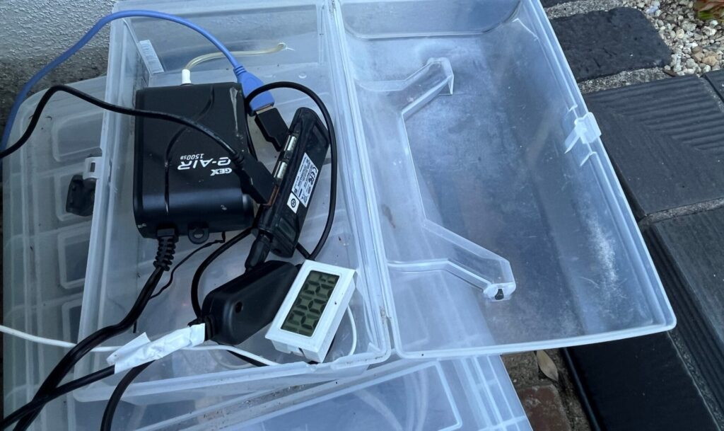 電源ボックスの上に、エアーポンプ&USBハブBOX