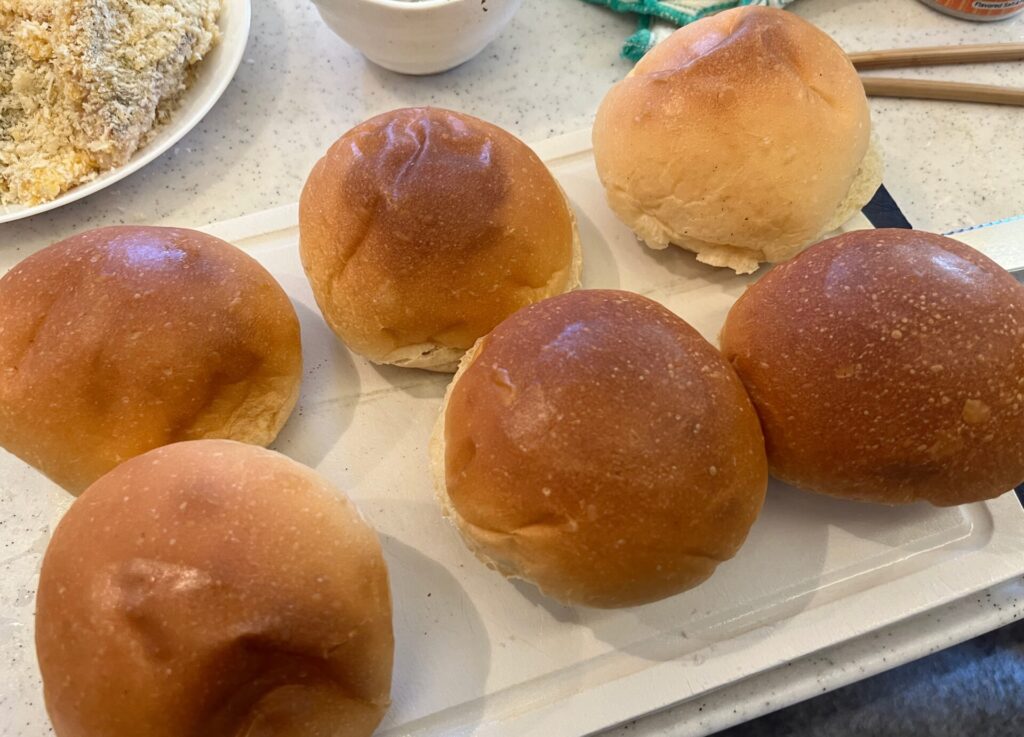 バンズは小さめのロールパンがおすすめ