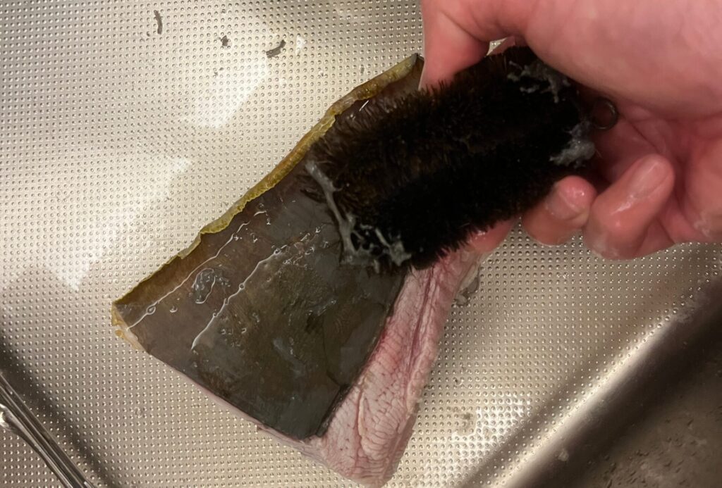 たわしで軽くこすって、あとは水洗いするとぬめりは完全に無くなる