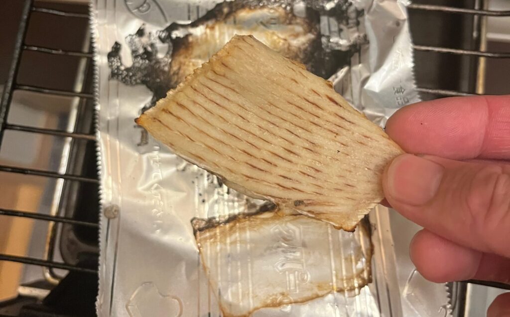 エイの軟骨塩焼き。ゴリゴリとした食感で、かなり美味