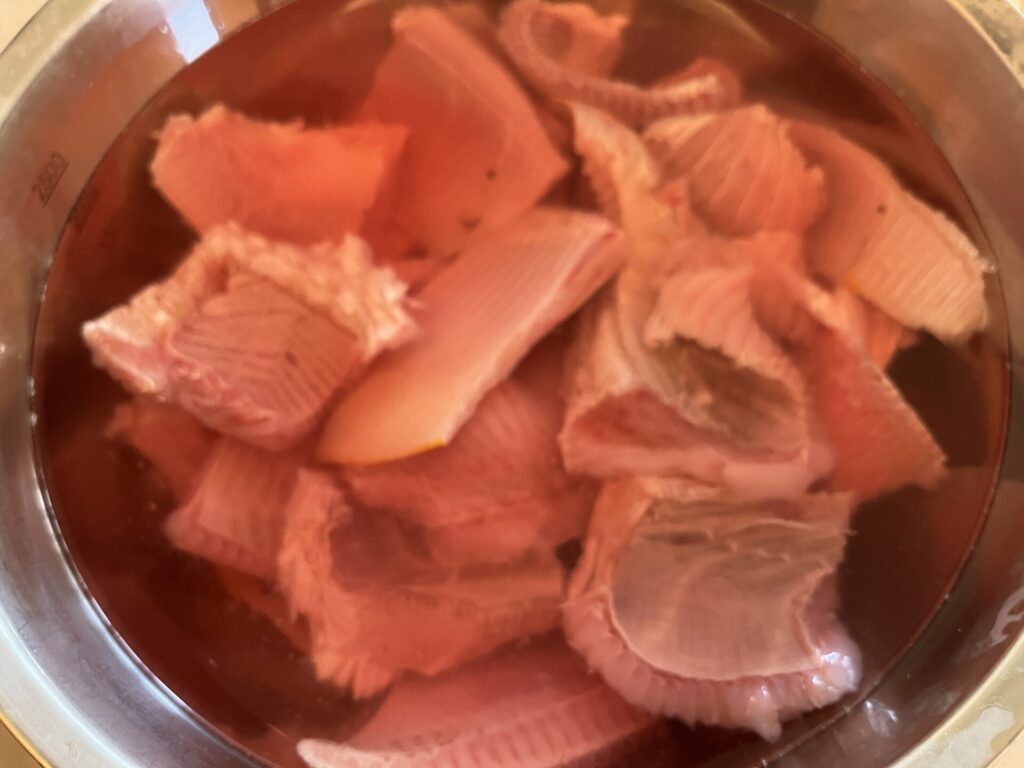 昨晩塩水処理したエイヒレ