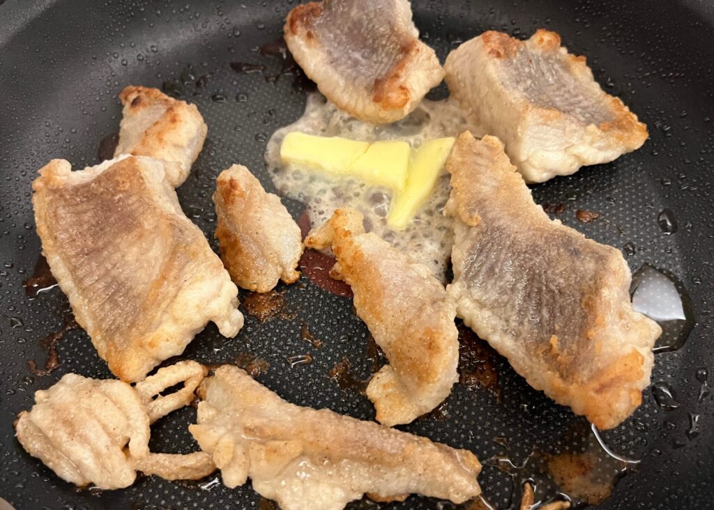 両面こんがり焼けたら、バター投入して完成