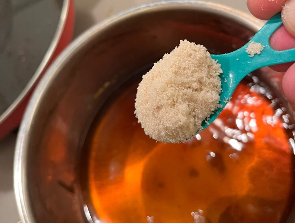 酒、醤油、みりん、砂糖を入れてひと煮立ち