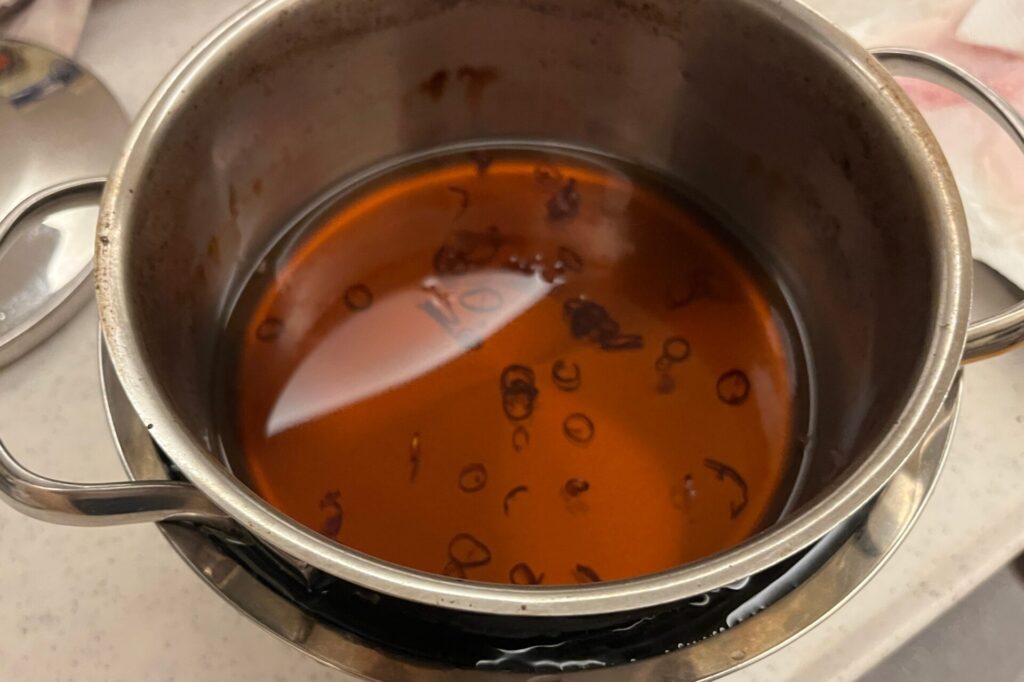 火を止めてから、鷹の爪を投入
