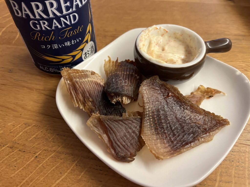 炙りたてのエイヒレを七味マヨネーズとビールでいただきます