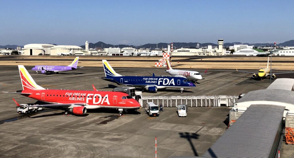 朝の県営名古屋空港（小牧）。FDAが全国各地へ飛んでいく