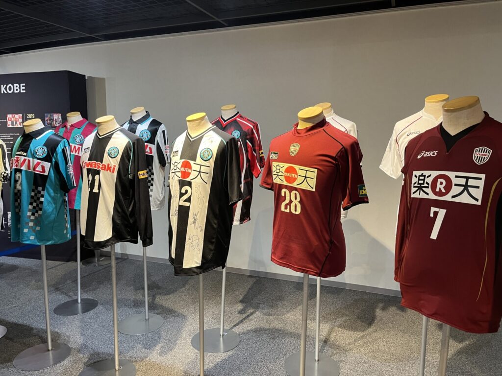 ヴィッセル神戸のサイン入りユニフォームがずらりと並ぶ