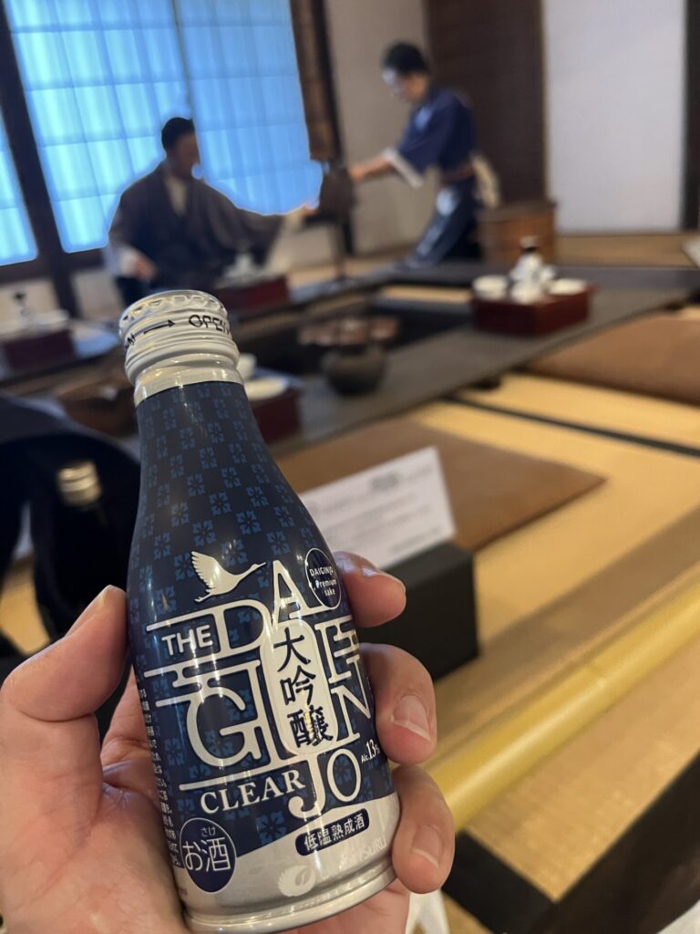 お土産に買ったお酒と後ろは人形です。良く出来てる
