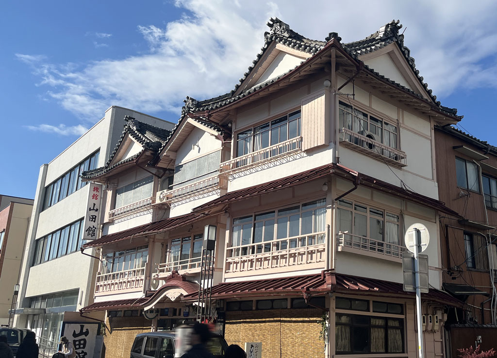 木造三層楼の旅館 山田館