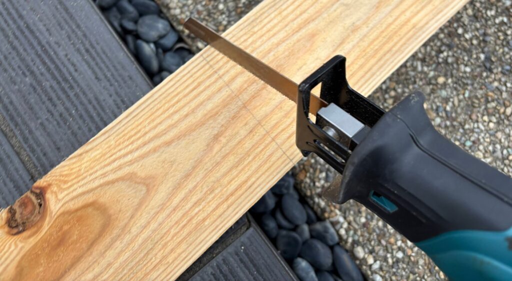 ホムセンでカットできなかった野地板と角材を、設計通りレシプロソーでカット