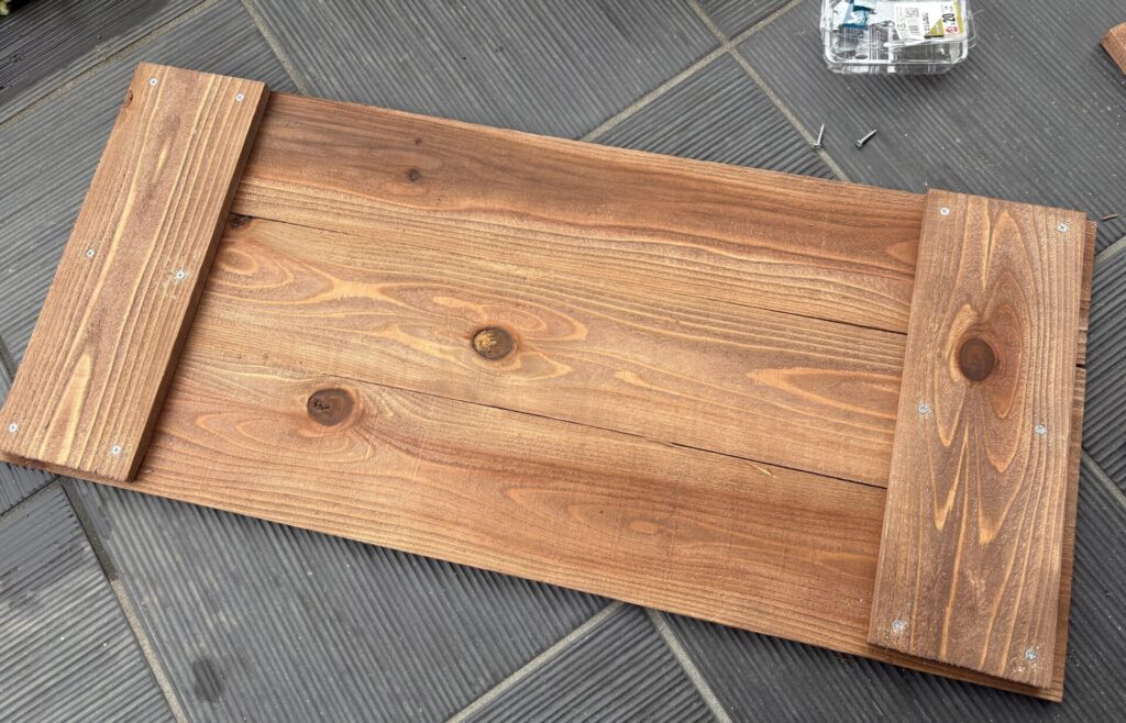 野地板を組み合わせて一枚の板にしていく