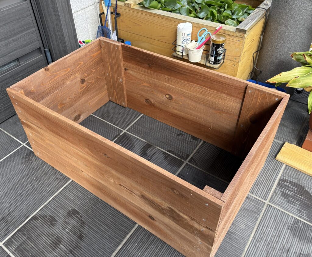 ほぼ完成。奥がメダカのビオトープ。初代木製BOX。