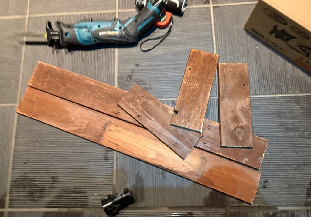 横板2枚と、縦板2枚を切り出す。