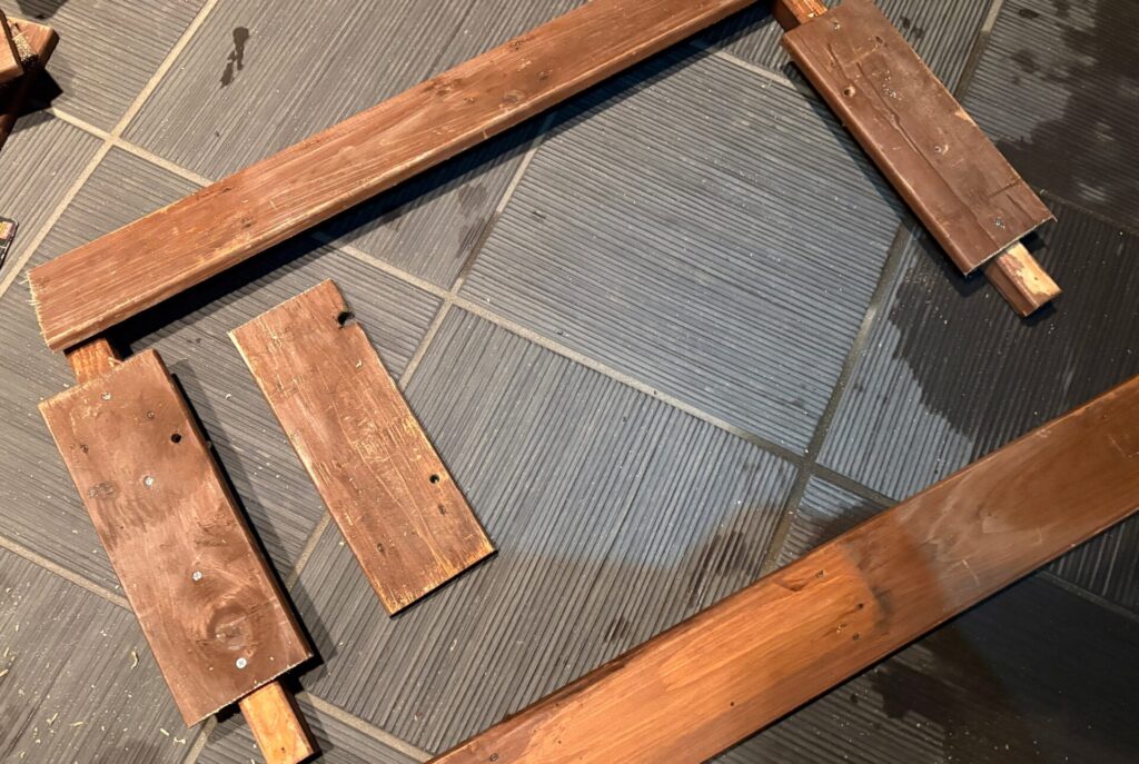 短い板に角材をビス止め、後から長い板をビス止め。