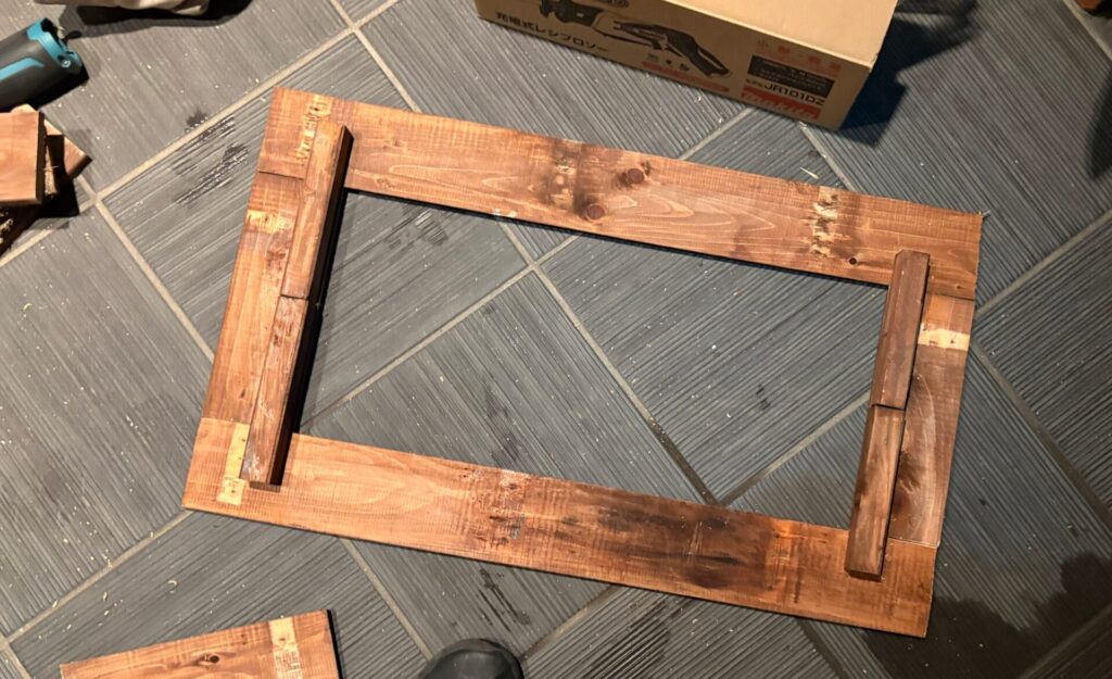 裏に角材を当てて、4つの板を固定する。