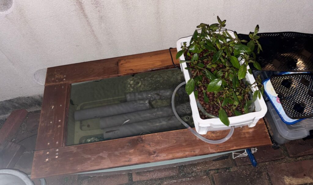 何度もサイズ調整して、ようやく隙間なくハマってくれた