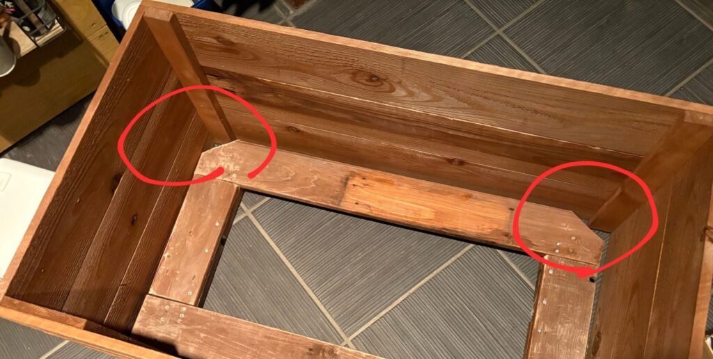 隅を斜めにカットして、ようやくボックスに収まった