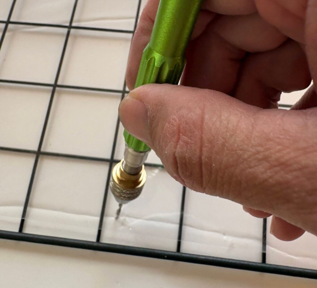 ピンバイスを使えば、簡単にきれいに穴があく