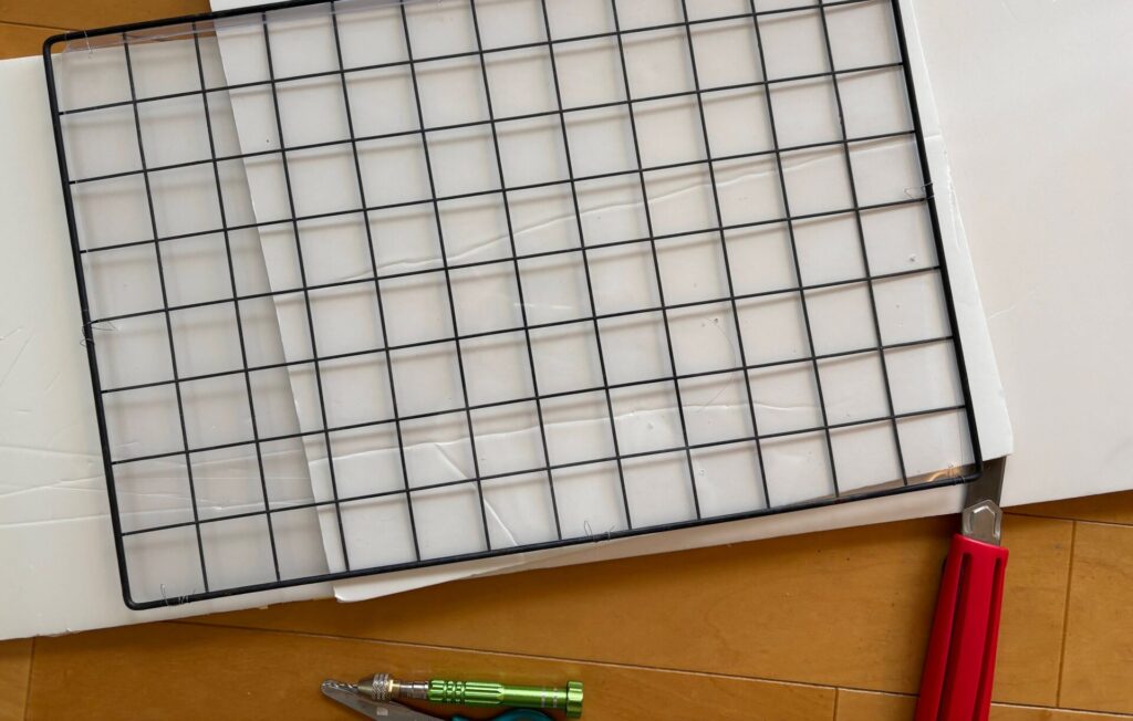 ワイヤーネットに、アクリルを固定