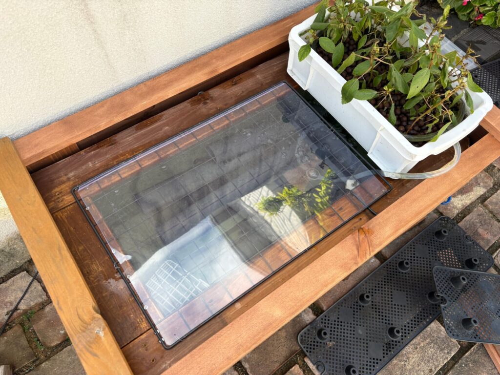 透明のアクリスケースで作った蓋を設置