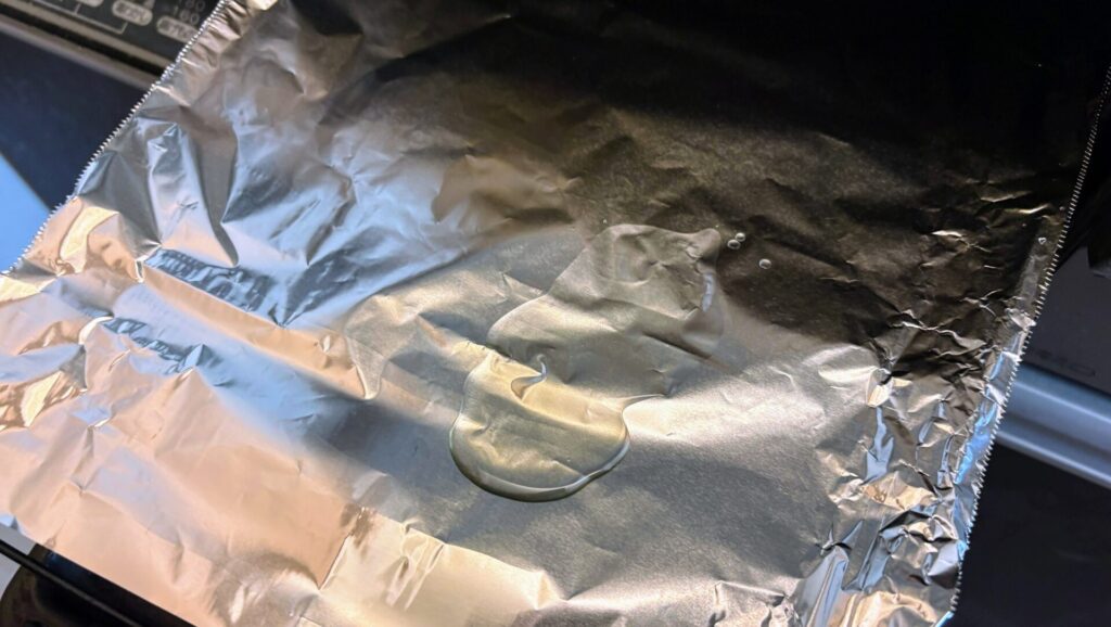 アルミホイルに、油を薄く塗る。