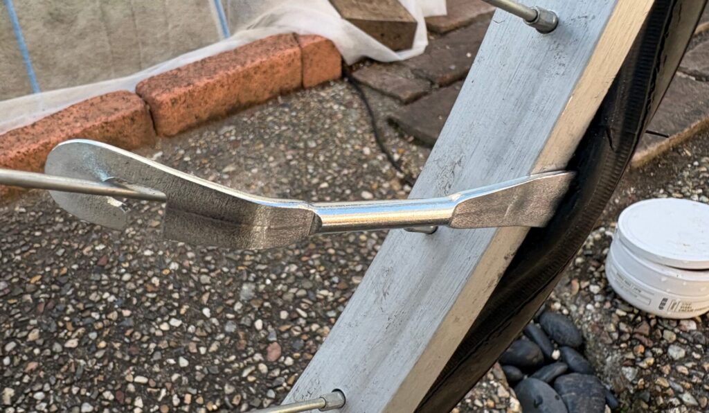 タイヤレバーでタイヤを外す