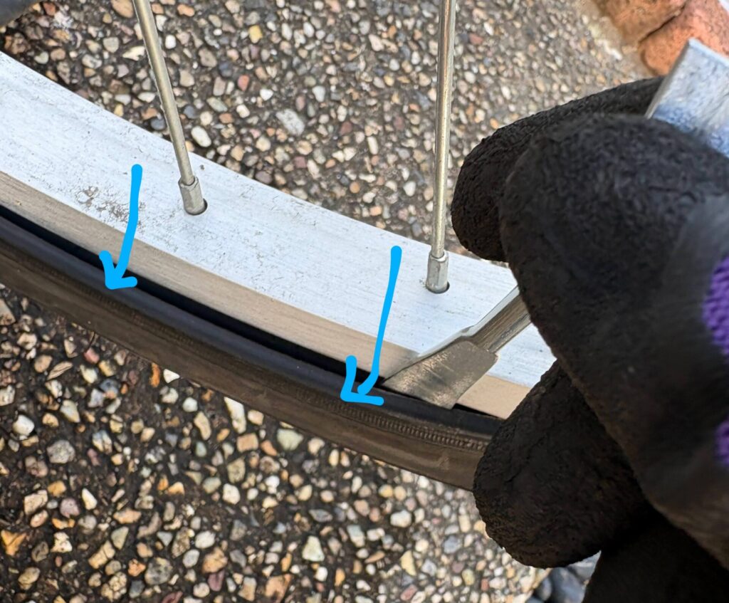 タイヤレバーでタイヤを外す