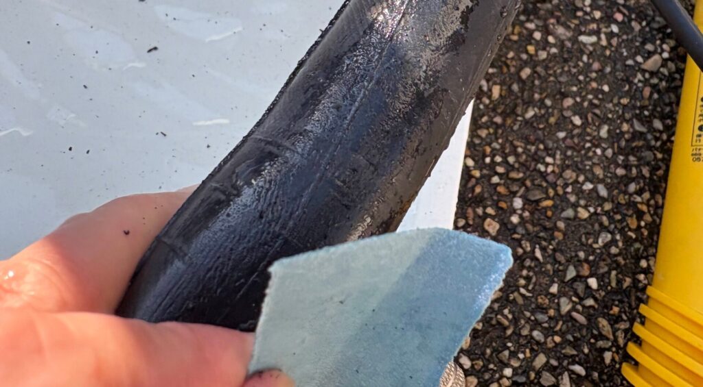 パンク箇所を滑らかに整える