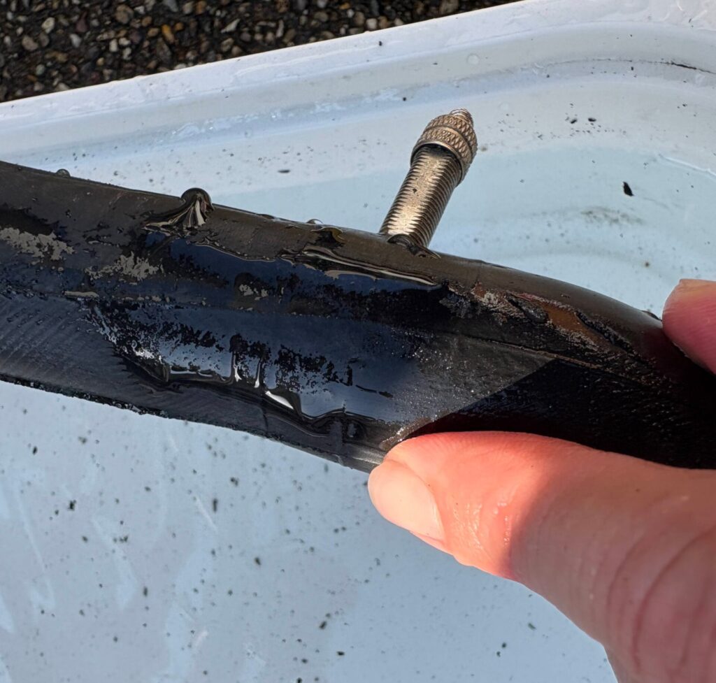 水から出すと、チューブが真っ黒なので、どこに穴が空いているか、すぐに見失う。