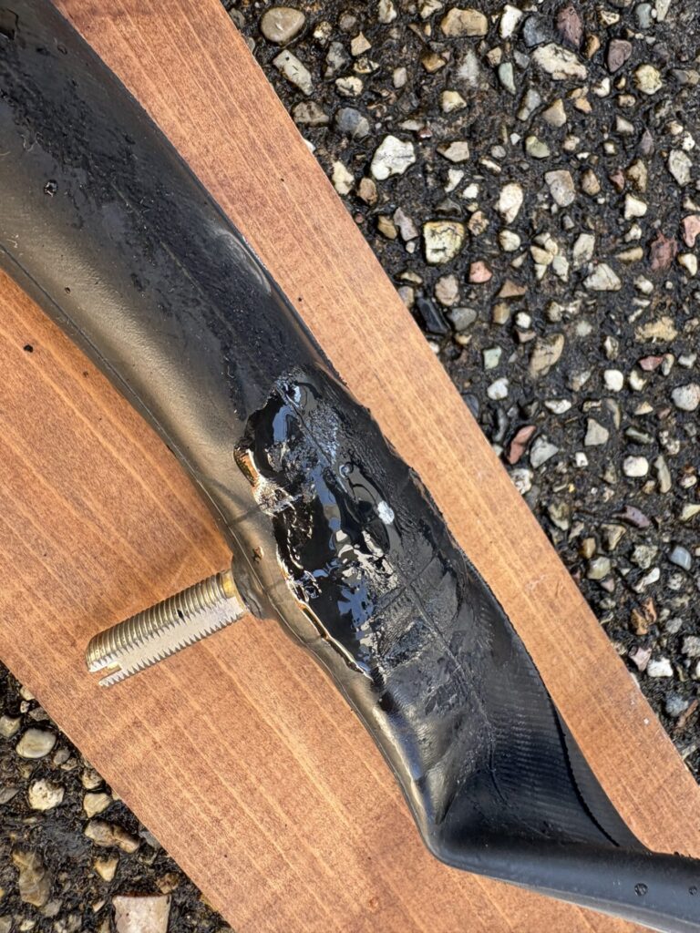 ゴムのりを塗る