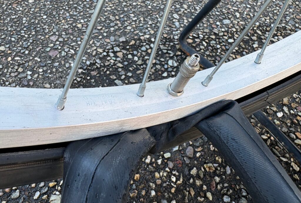 バルブの虫ゴムをセットして、ナットでしっかり止めて、チューブをタイヤの中に入れる。