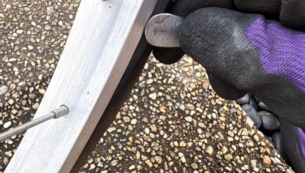 タイヤをタイヤレバーで押し込んでいく。