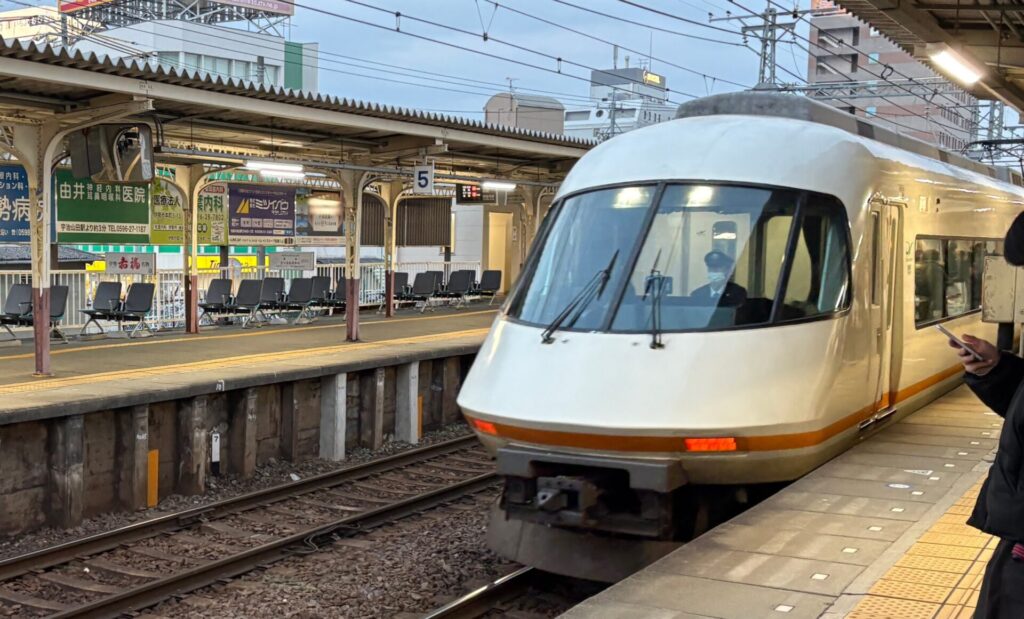 やっと来た。名古屋行特急