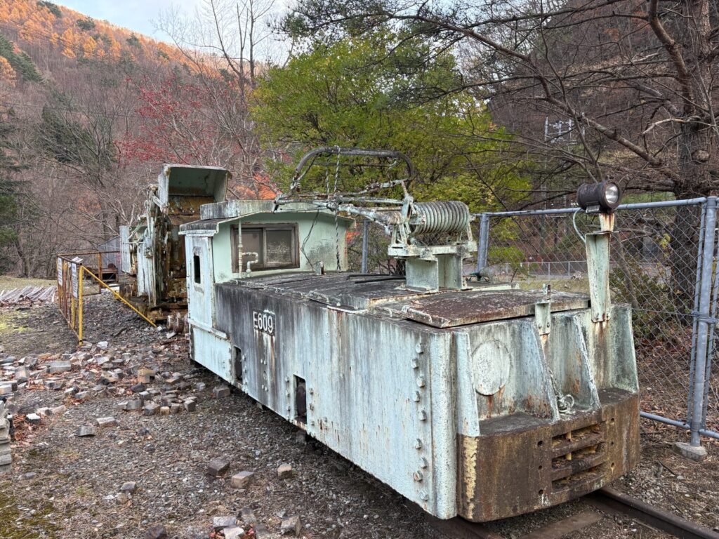 旧釜石鉱山跡　機関車