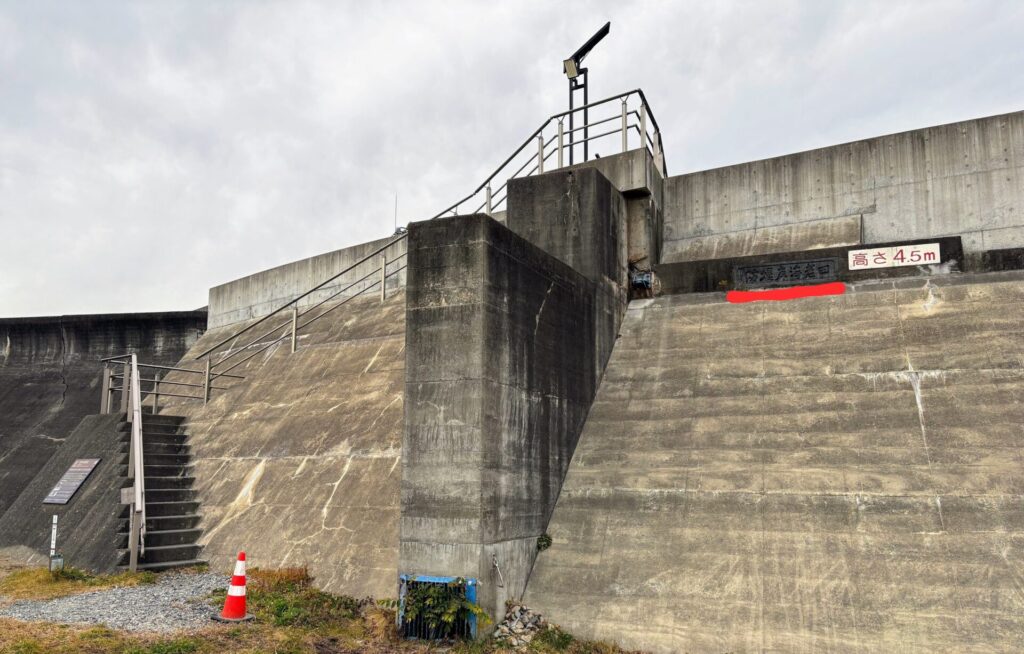 X字に交差する田老防潮堤の中心部