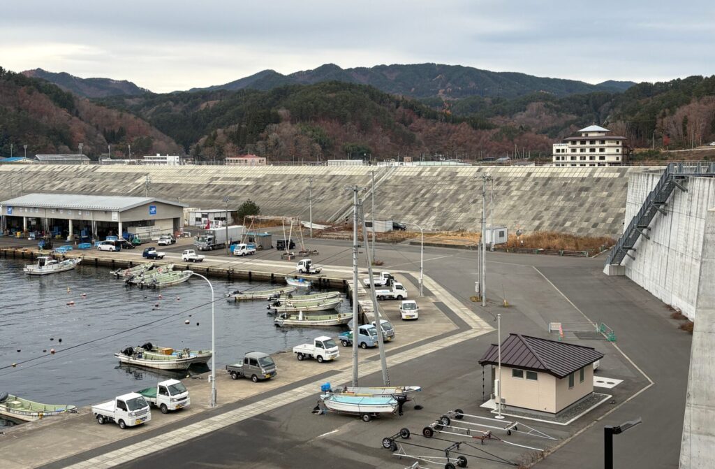 防潮堤の端から、田老の市街方面