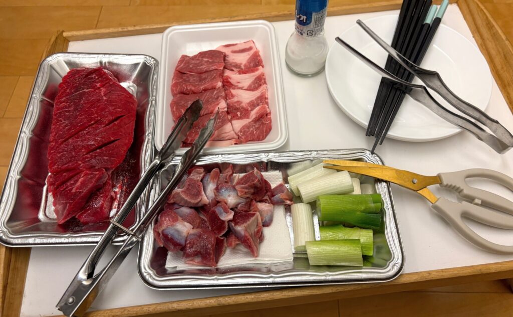 トレイはそのまま利用して、いつものイケアの足つきお盆にセット。