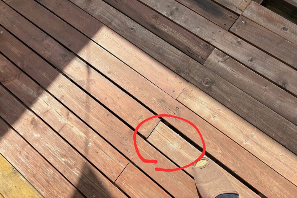 床が抜けたウッドデッキ