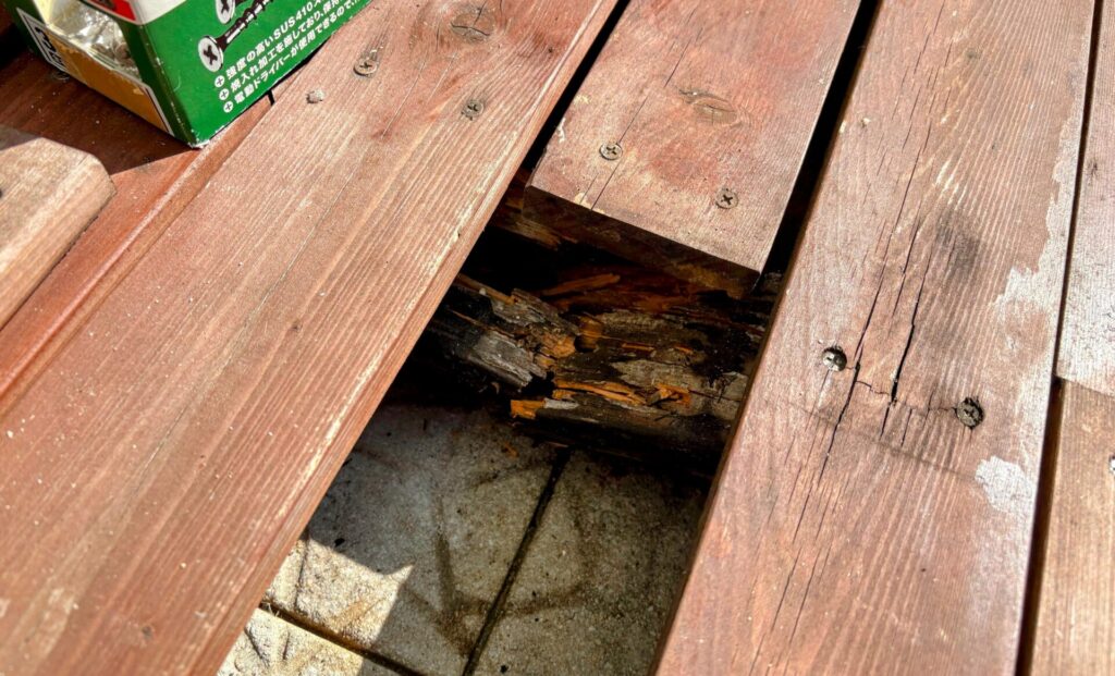 床板を支える木材がボロボロ。