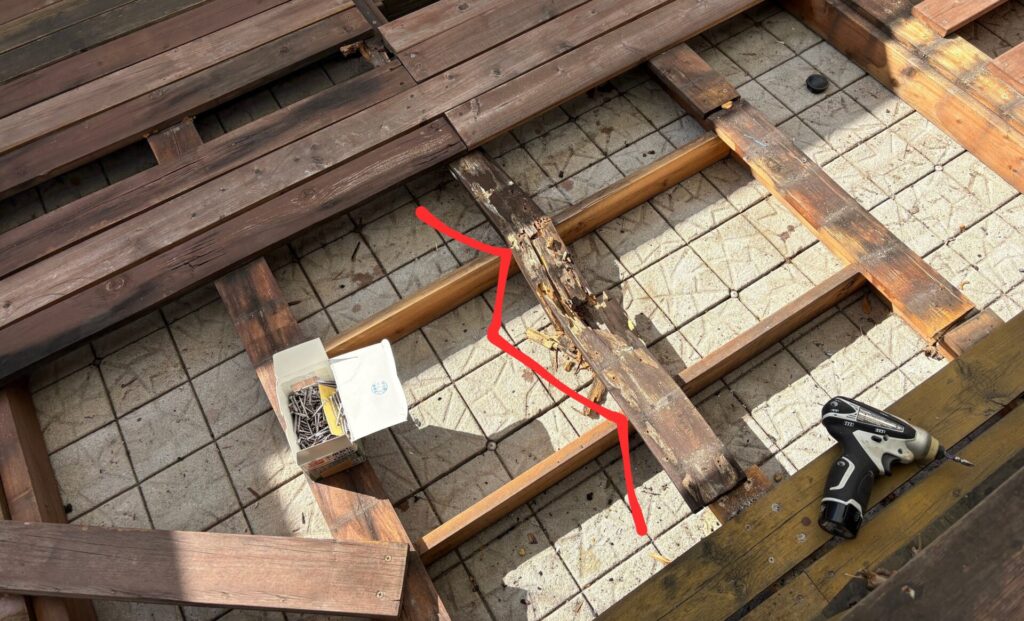 下地材が腐ってボロボロ