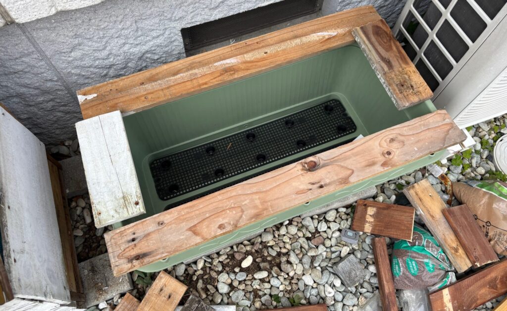 この4枚の板を接続して蓋にする。