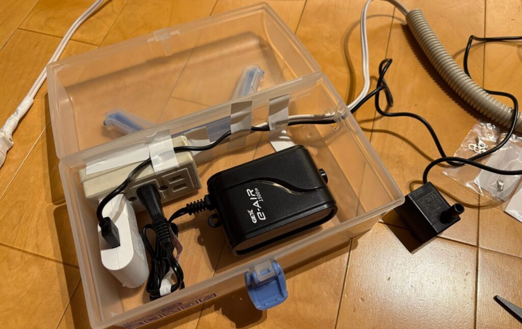 ボックスにはコードとパイプを通す穴をあけておく。