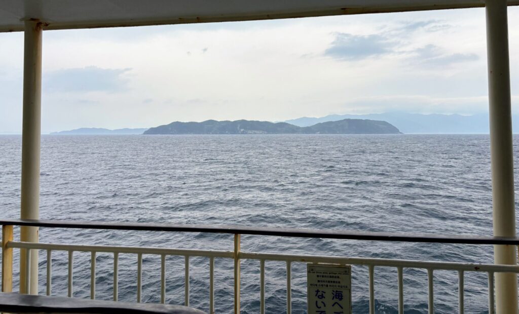 手前が沼島、奥が淡路島