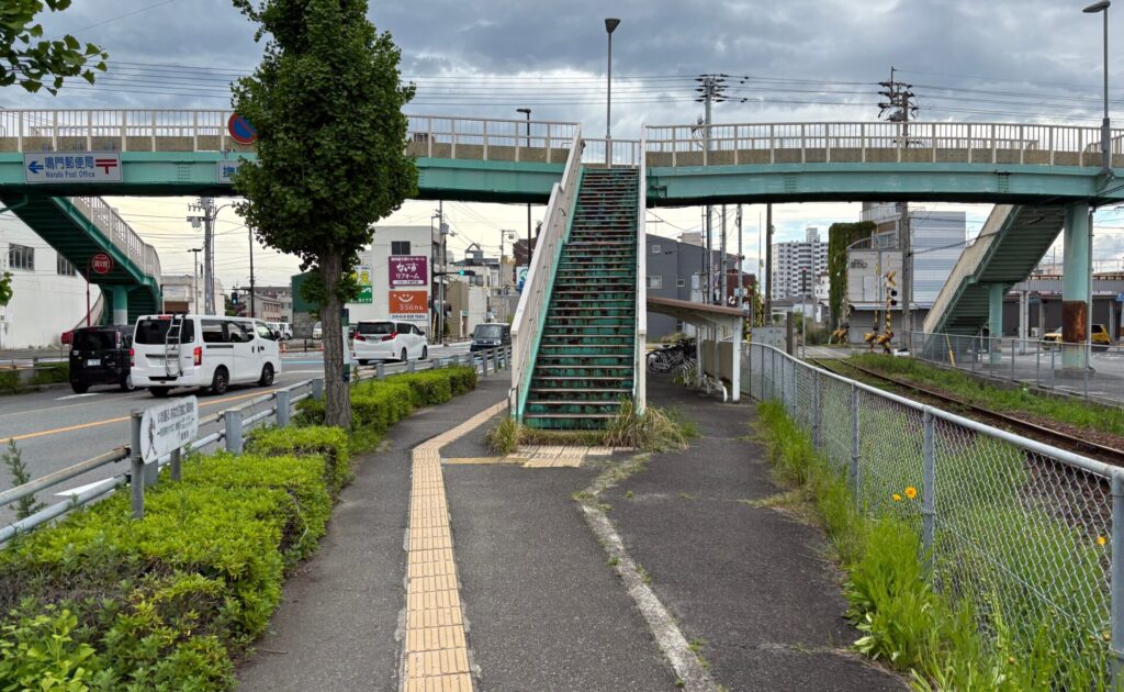 駅前の道を線路沿いに南下
